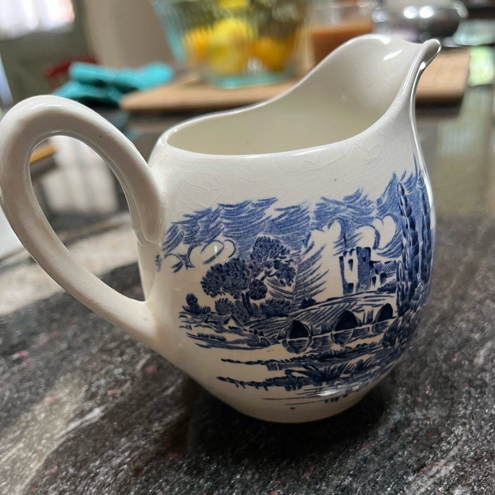 Wedgewood Countryside Antique Blue and White Porcelain Creamer - Picture 6 of 7